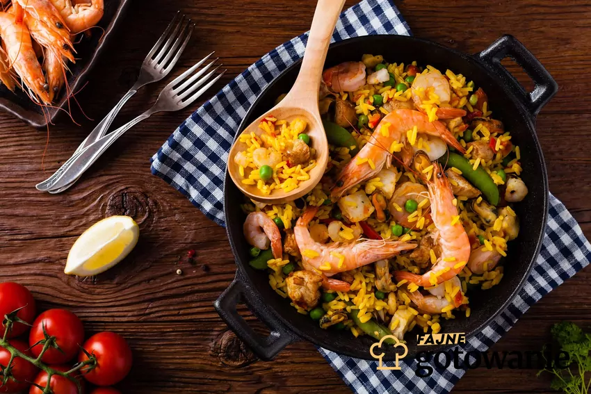 Paella Tradycyjna paella z owocami morza