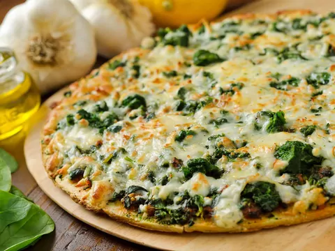 Przepis: Pizza ze szpinakiem, sosem czosnkowym, łososiem wędzonym i serem feta