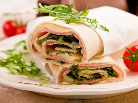Przepis: Tortilla z serkiem i szynką