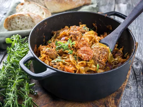 Przepis: bigos ze słodkiej kapusty
