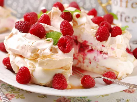 Przepis: tort bezowy z malinami