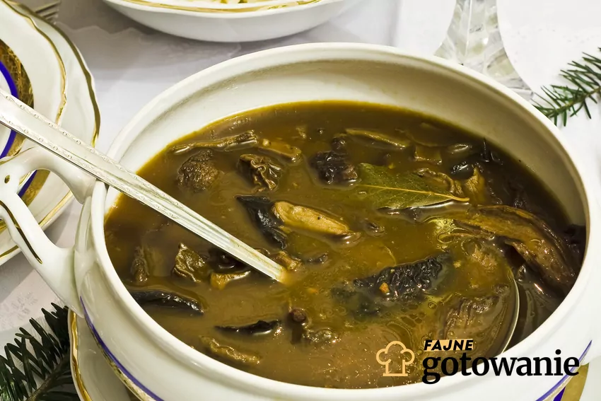Zupa grzybowa Aromatyczna zupa grzybowa w misce
