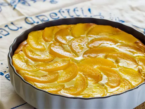Przepis: Lekkie ciasto z mascarpone, białą czekoladą i wiśniami