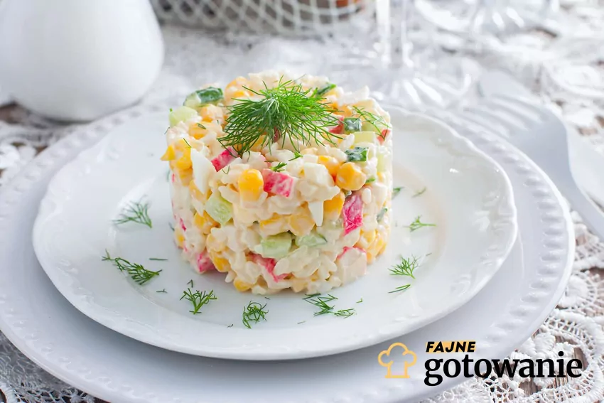 sałatka z surimi i jajkiem Surimi z jajkiem na talerzu